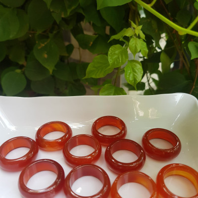 Chiếc Nhẫn Nam Đá Mã Não Đỏ Đỏ Cam Trơn  Size 19mm x cao 9mm x Dầy 4mm Mệnh Hỏa Thổ ạ  Ni nhẫn 19mm các anh đeo ngón cái hay bất kỳ ngón tay nào ni lọt vừa tay là 19mm đỏ đỏ cam cho may mắn cả năm ạ