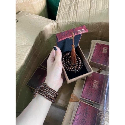 Vòng  tay  trầm  108 hạt  kèm lá bồ đề , có hộp đựng  bằng gấm cao cấp , phù hợp  cho cả nam và nữ 