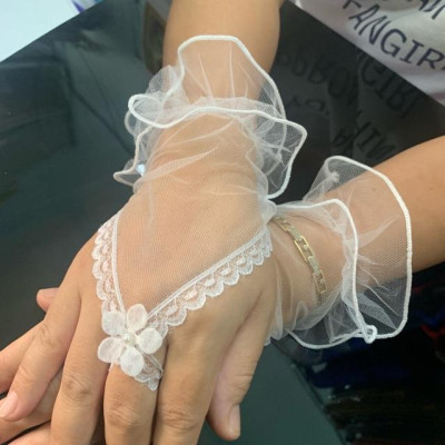 Gắng tay cô dâu xỏ ngón lưới mỏng phụ kiện cưới Giang