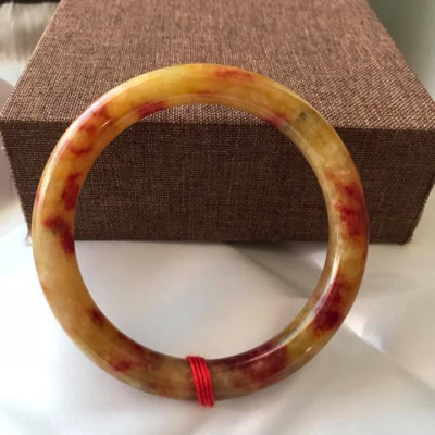 CHIẾC VÒNG ĐÁ MÃ NÃO TỨ QUÝ I 52 VÒNG MÀU VÀNG ĐỎ NỮ MỆNH THỔ MỆNH KIM 47KG ĐẾN 56 KG