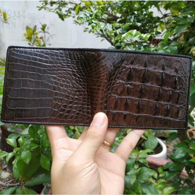 Ví Da Cá Sấu Gai Lưng Rất Đẹp. Da Thật Rất Bền Và Sang Trọng. Thiết Kế Dáng Ngang Dễ Sử Dụng