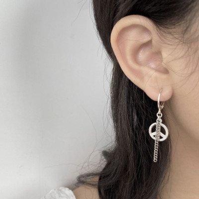 Đôi bông tai unisex biểu tượng phục hưng cổ điển bất đối xứng