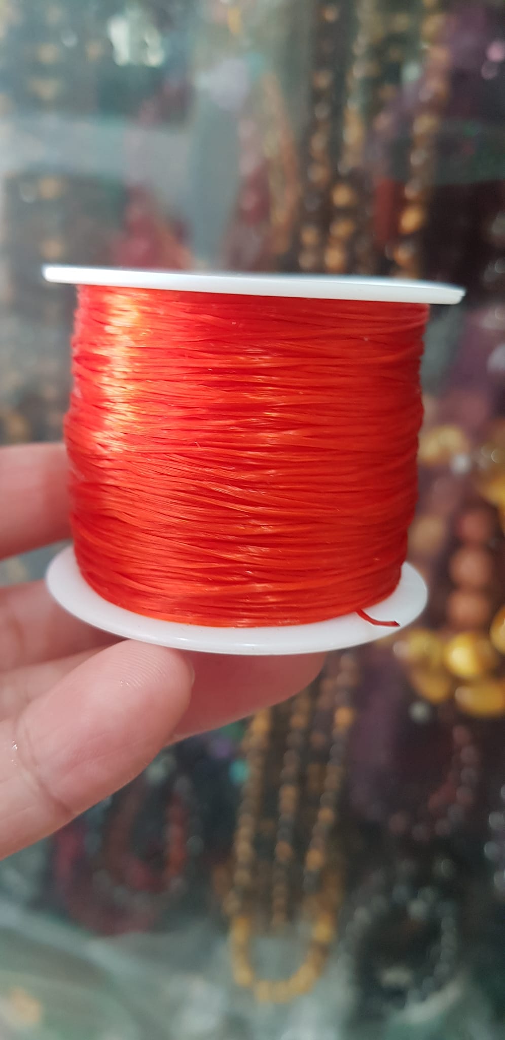Cuộn Dây Thun CO GIÃN màu Đỏ xỏ vòng hạt chuỗi Dây này là dây thun chuyên xỏ vòng chuỗi màu Đỏ, có đủ màu .. Anh Chị đang đeo chuỗi muốn thay dây khác cho vòng thì đặt cuộn Thun chỉ này nhé