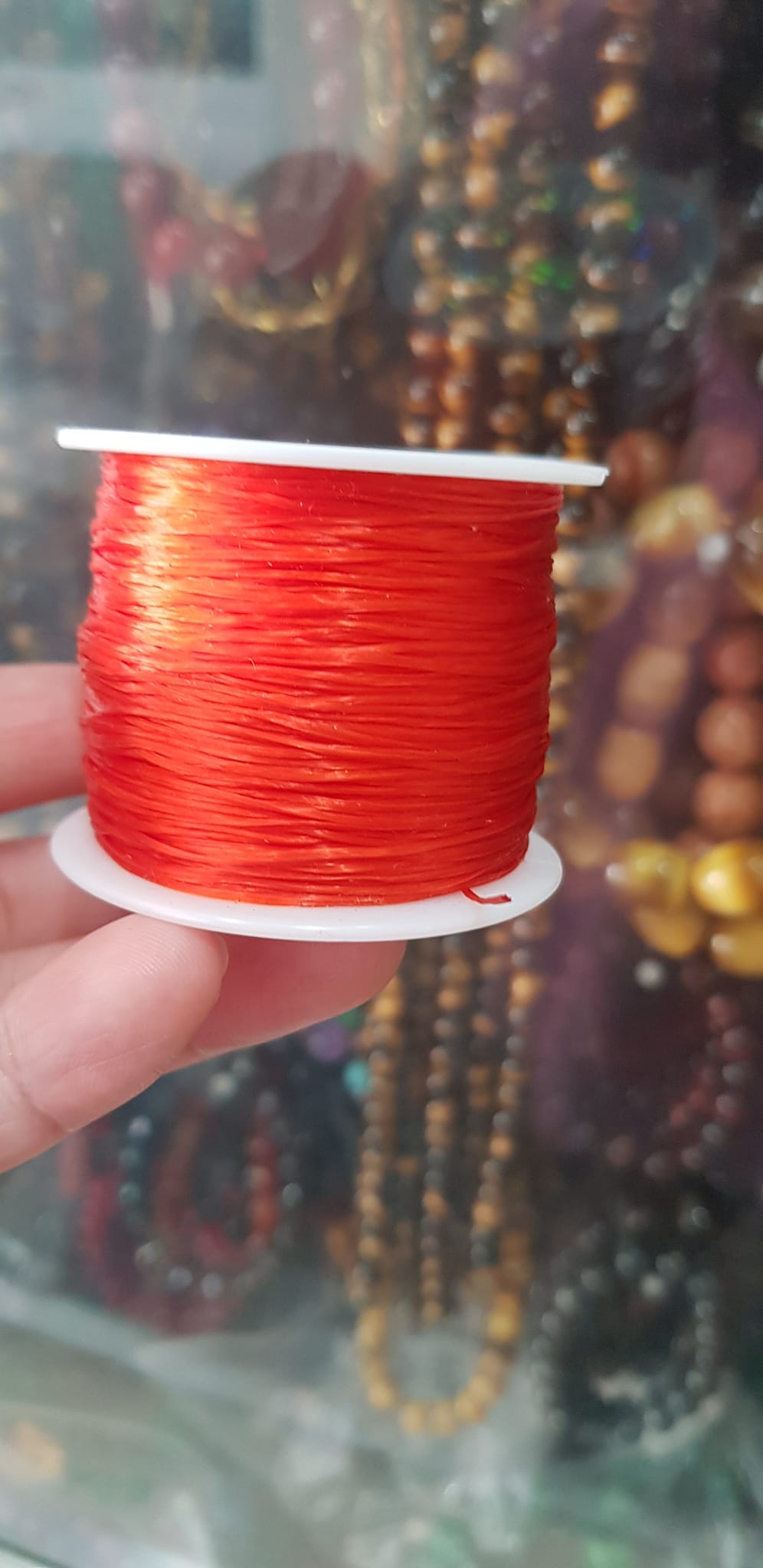 Cuộn Dây Thun CO GIÃN màu Đỏ xỏ vòng hạt chuỗi Dây này là dây thun chuyên xỏ vòng chuỗi màu Đỏ, có đủ màu .. Anh Chị đang đeo chuỗi muốn thay dây khác cho vòng thì đặt cuộn Thun chỉ này nhé