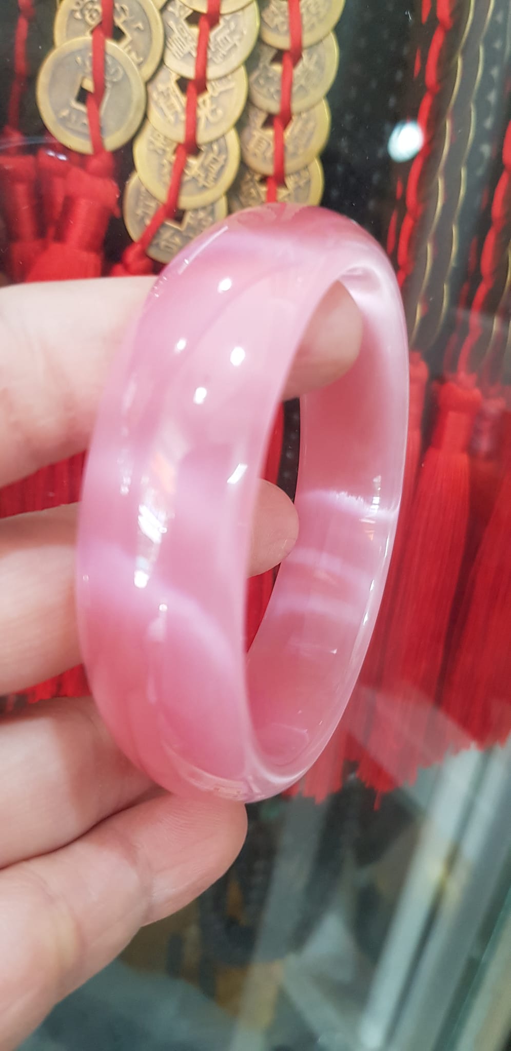 Vòng tay nữ đá mắt mèo Bản Hẹ Trắng mới Ni 60mm x Cao 18mm x Dầy 7mm Màu hồng tươi bóng sáng đẹp hợp Nữ mệnh hoả mệnh thổ Nữ 56kg - 65kg đeo ạ