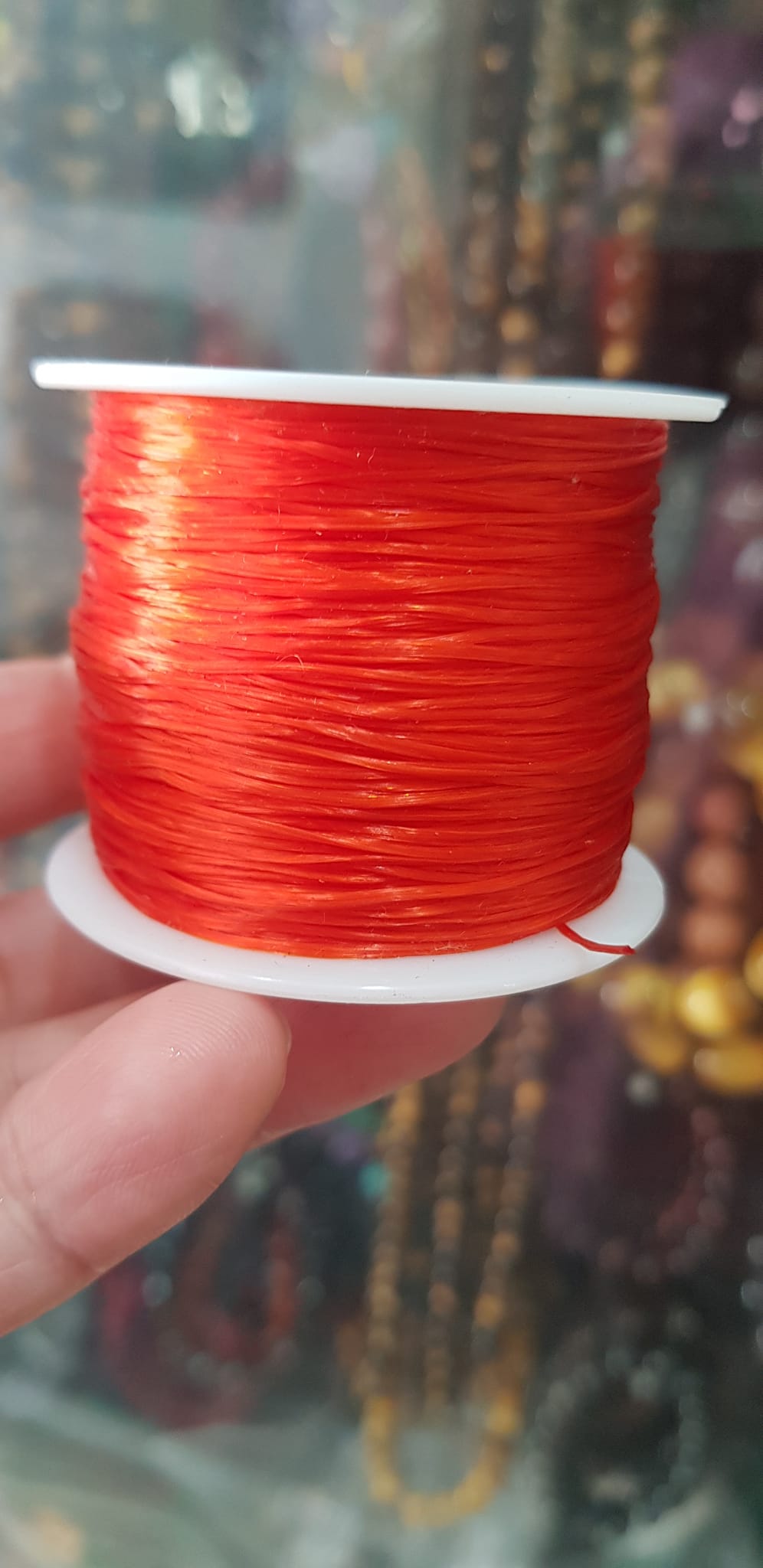 Cuộn Dây Thun CO GIÃN màu Đỏ xỏ vòng hạt chuỗi Dây này là dây thun chuyên xỏ vòng chuỗi màu Đỏ, có đủ màu .. Anh Chị đang đeo chuỗi muốn thay dây khác cho vòng thì đặt cuộn Thun chỉ này nhé
