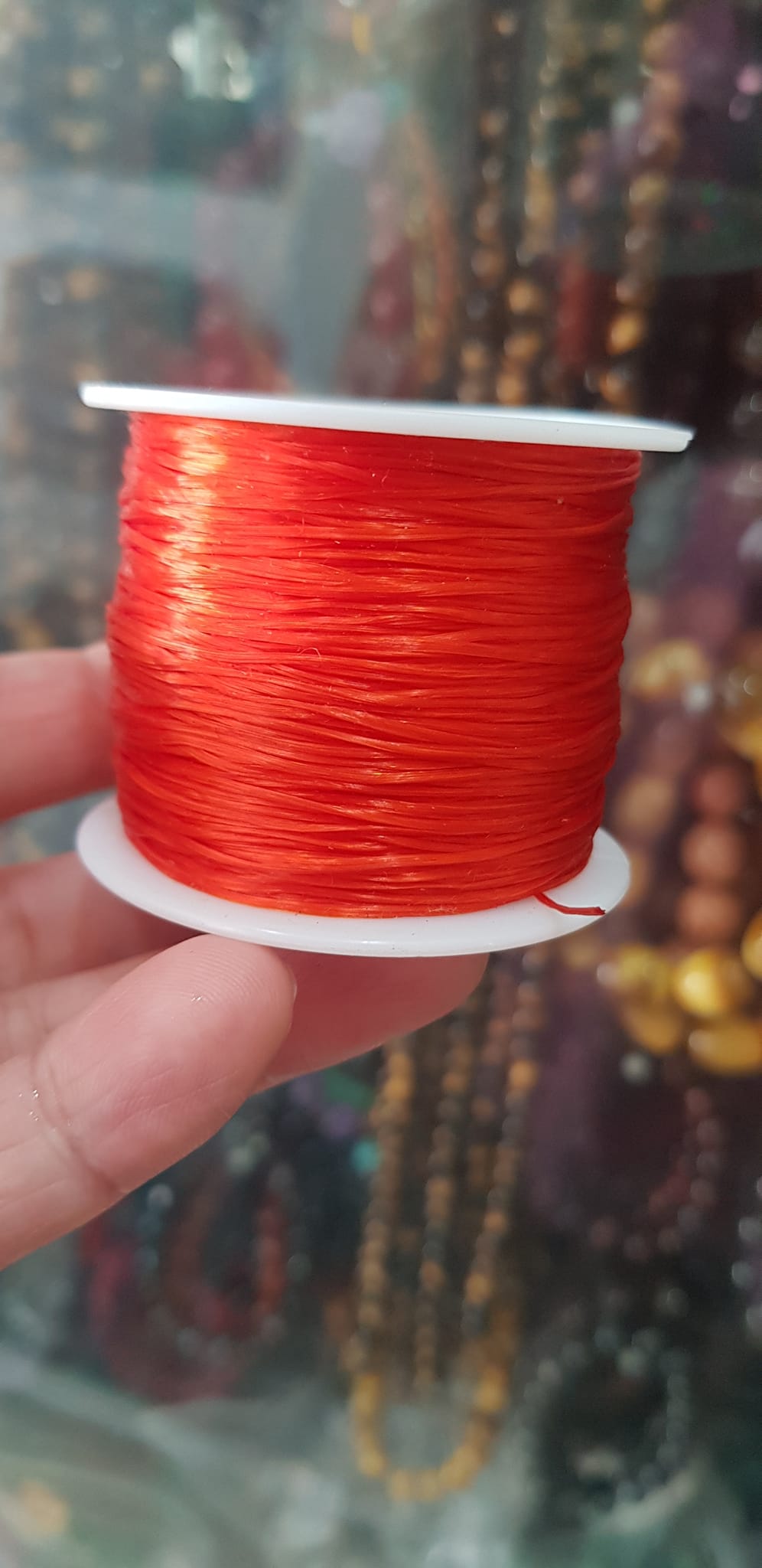 Cuộn Dây Thun CO GIÃN màu Đỏ xỏ vòng hạt chuỗi Dây này là dây thun chuyên xỏ vòng chuỗi màu Đỏ, có đủ màu .. Anh Chị đang đeo chuỗi muốn thay dây khác cho vòng thì đặt cuộn Thun chỉ này nhé