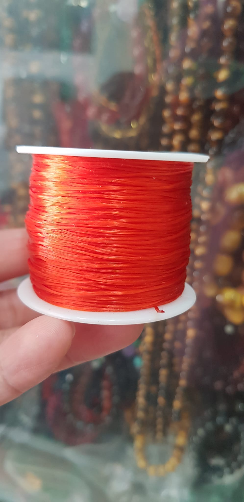 Cuộn Dây Thun CO GIÃN màu Đỏ xỏ vòng hạt chuỗi Dây này là dây thun chuyên xỏ vòng chuỗi màu Đỏ, có đủ màu .. Anh Chị đang đeo chuỗi muốn thay dây khác cho vòng thì đặt cuộn Thun chỉ này nhé