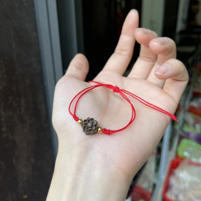 Vòng Tay Hoa Sen Trầm Hương kết dây chỉ đỏ may mắn, bình an