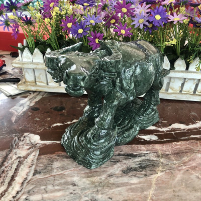 Tượng con trâu giáp đứng trên tiền vàng phong thủy đá ngọc Ấn Độ trang trí, đặt bàn làm việc - Dài 20 cm