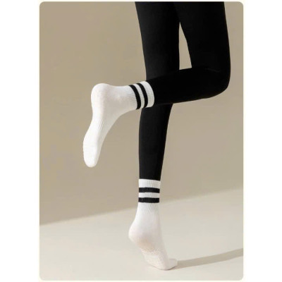 Tất / Vớ Chân Cao Cổ Nữ 16,9K Freesize Tập Yoga Pilates Len Co Giãn Đính Hạt Silicon Chống Trơn Trượt (Cao Cổ Kẻ Sọc)