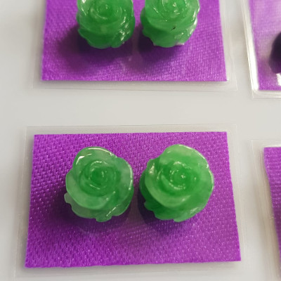 Đôi bông tai mới bông hồng nổi cao sịn đẹp xanh Ngọc tươi size đk 9,5mm x Cao 5mm Chất liệu đá ngọc cẩm thạch tự nhiên xanh ngọc tươi đều sịn bóng mượt đẹp nữ về bọc vàng lên đeo sang lắm ạ