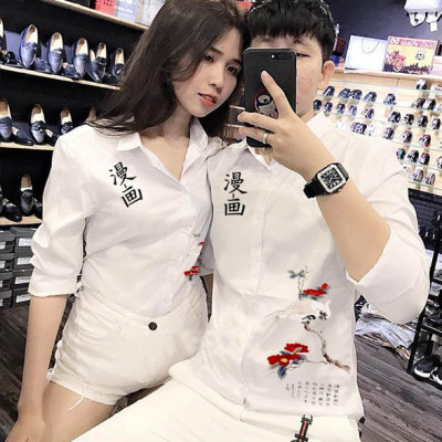 Áo sơ mi cặp họa tiết hoa lá và chữ