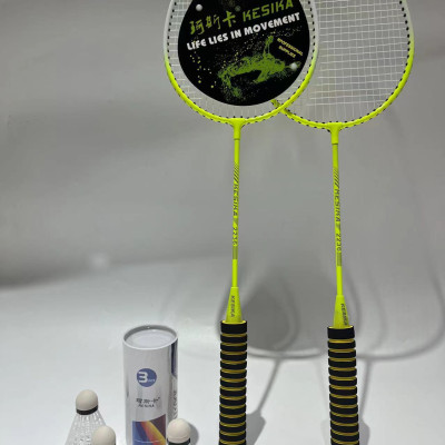 Set 2 vợt  đánh cầu lông hợp kim nhôm kèm túi , tặng 3 quả cầu ,khung và cán được làm bằng chất liệu cao cấp siêu bền , tay cầm bằng gỗ lót bên ngoài nệm mút ,giúp cầm nắm vợt được chắc chắn