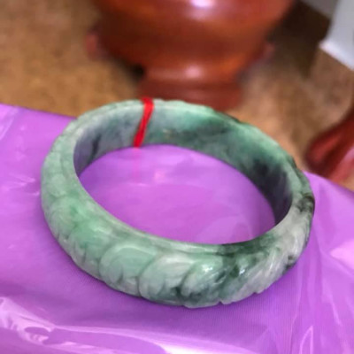 VÒNG TAY ĐÁ CẨM THẠCH TỰ NHIÊN BẢN HẸ TIỀN NGỌC 51MM TRẠM DÃY TIỀN MAY MẮN MÀU XANH NGỌC NHẸ LÊN ĐẬM DẦN ĐẸP Kích thước 51mmx độ dầy 6,5mm x Cao 14mm NỮ 48KG - 55KG ĐEO Ạ