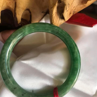 CHIẾC VÒNG CẨM THẠCH TỰ NHIÊN  ĐẬU LÝ NI 48 NỮ 40KG ĐẾN 50KG MÀU XANH ĐẬM ĐÁ CẨM THẠCH TỰ NHIÊN