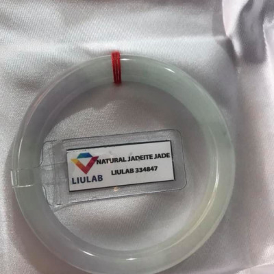 VÒNG CẨM THẠCH TỰ NHIÊN TRẮNG TÍM SỊN 50mm x Dầy 8mm KÈM GIẤY KIỂM ĐỊNH LIULAB 334847  MÀU TRẮNG LAM TÍM NHẸ 1 BÊN ĐIỂM XANH NHẸ ĐẸP LẮM  NỮ 50Kg - 55kg ĐEO ĐẸP Ạ