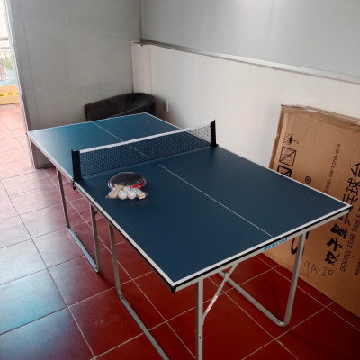 Bàn bóng bàn Mini gấp gọn tặng kèm 2 vợt và bóng, mặt bàn dày 12mm, dài 182 cm rộng 91cm phù hợp không gian nhỏ hẹp, gấp gọn dễ dàng