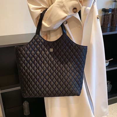 Túi xách to văn phòng  , kiểu dáng thanh lịch   , có nút đính kim loại , có thể kẹp nách hoặc đeo vai , đựng được nhiều đồ cá nhân , mỹ  phẩm vô cùng tiện lợi 