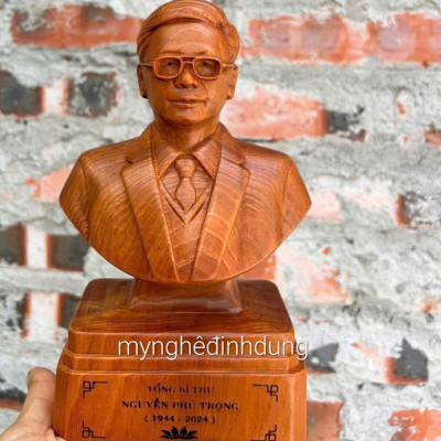 Tượng bác nguyễn phú trọng kính yêu bằng gỗ ngọc am thơm nức kt 20x12x7cm