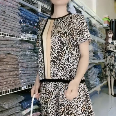 Set short áo kèm quần họa tiết da beo thời thượng cá tính.