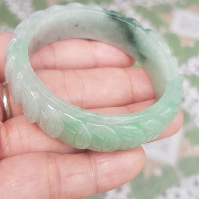 Vòng tay đá ngọc Cẩm Thạch dãy Đồng Tiền Tự nhiên Size 48mm x cao 13mm x dầy 7mm Màu trắng bóng ngọc ngà điểm xanh nhẹ đẹp may mắn tài lộc Nữ mệnh kim mệnh thủy tay nhỏ 35kg - 48kg đeo ạ