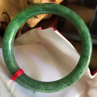 CHIẾC VÒNG CẨM THẠCH TỰ NHIÊN  ĐẬU LÝ NI 48 NỮ 40KG ĐẾN 50KG MÀU XANH ĐẬM ĐÁ CẨM THẠCH TỰ NHIÊN