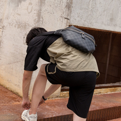 Túi đeo chéo nam phong cách mới  - BEE GEE DCN9299