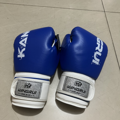 Găng tay đấm bốc - boxing KS332, bên trong đệm EVA cực dày, êm. Phần cổ tay sử dụng khóa dán cực chắc, đảm bảo khi sử dụng tập luyện võ thuật.
