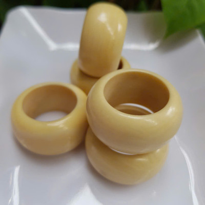 Nhẫn Nam Giả Ngà hay Xương Mỹ Nghệ màu trắng Ni 20mm Cao 16mm Dầy 5mm Dành Cho Các Anh Nam đeo nhẫn ngón tay cái hay bất kỳ ngón tay nào ni lọt vừa tay là 20mm rẻ vẫn đẹp như thường ạ