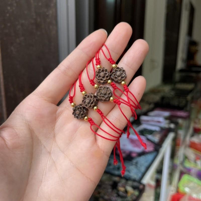 Vòng Tay Hoa Sen Trầm Hương kết dây chỉ đỏ may mắn, bình an