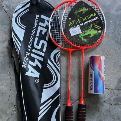 Set 2 vợt  đánh cầu lông hợp kim nhôm kèm túi , tặng 3 quả cầu ,khung và cán được làm bằng chất liệu cao cấp siêu bền , tay cầm bằng gỗ lót bên ngoài nệm mút ,giúp cầm nắm vợt được chắc chắn