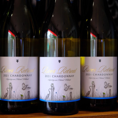 Rượu vang trắng Úc River Retreat Chardonnay White Wine (13%/Vol)