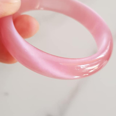 Vòng tay nữ đá mắt mèo hồng bản hẹ mới Ni 53mm x cao 13mm x dầy 7mm nữ 50kg - 57kg đeo màu hồng hồng nhẹ xinh tươi đẹp rẻ lắm chuẩn hợp nữ mệnh hỏa mệnh thổ ạ