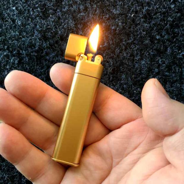 Vỏ Hột Quẹt Bật Lửa xăng đá Zorro Z518 thiết kế nhỏ gọn tiện dụng - dùng xăng bấc đá cao cấp ( giao màu ngẫu nhiên )