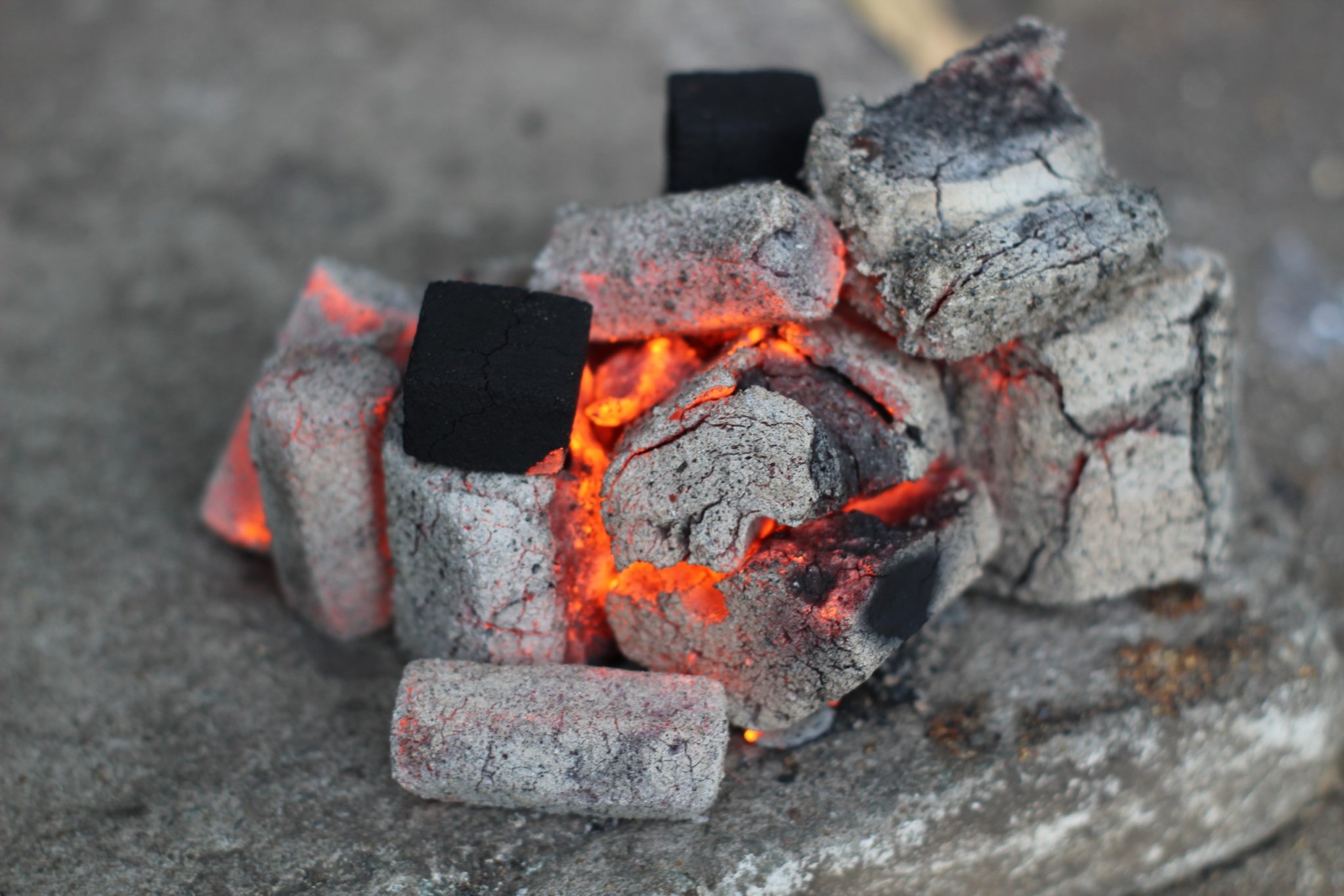 Combo 3 hộp than không khói làm từ Gáo dừa chính hãng R2D dùng cho tiệc nướng BBQ (tổng 7 kg than) an toàn cho sức khoẻ