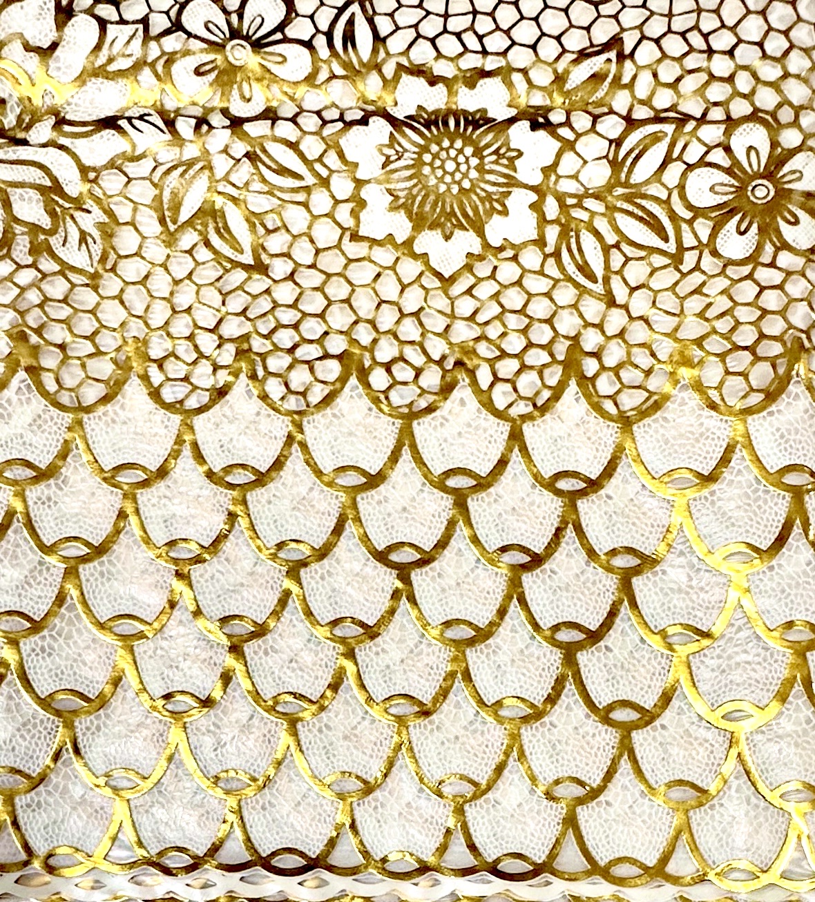 Khăn Trải Bàn WLG.751 (137x180 cm), hoa văn phủ nhũ vàng, nhựa PVC dẻo, không thấm nước, dễ vệ sinh