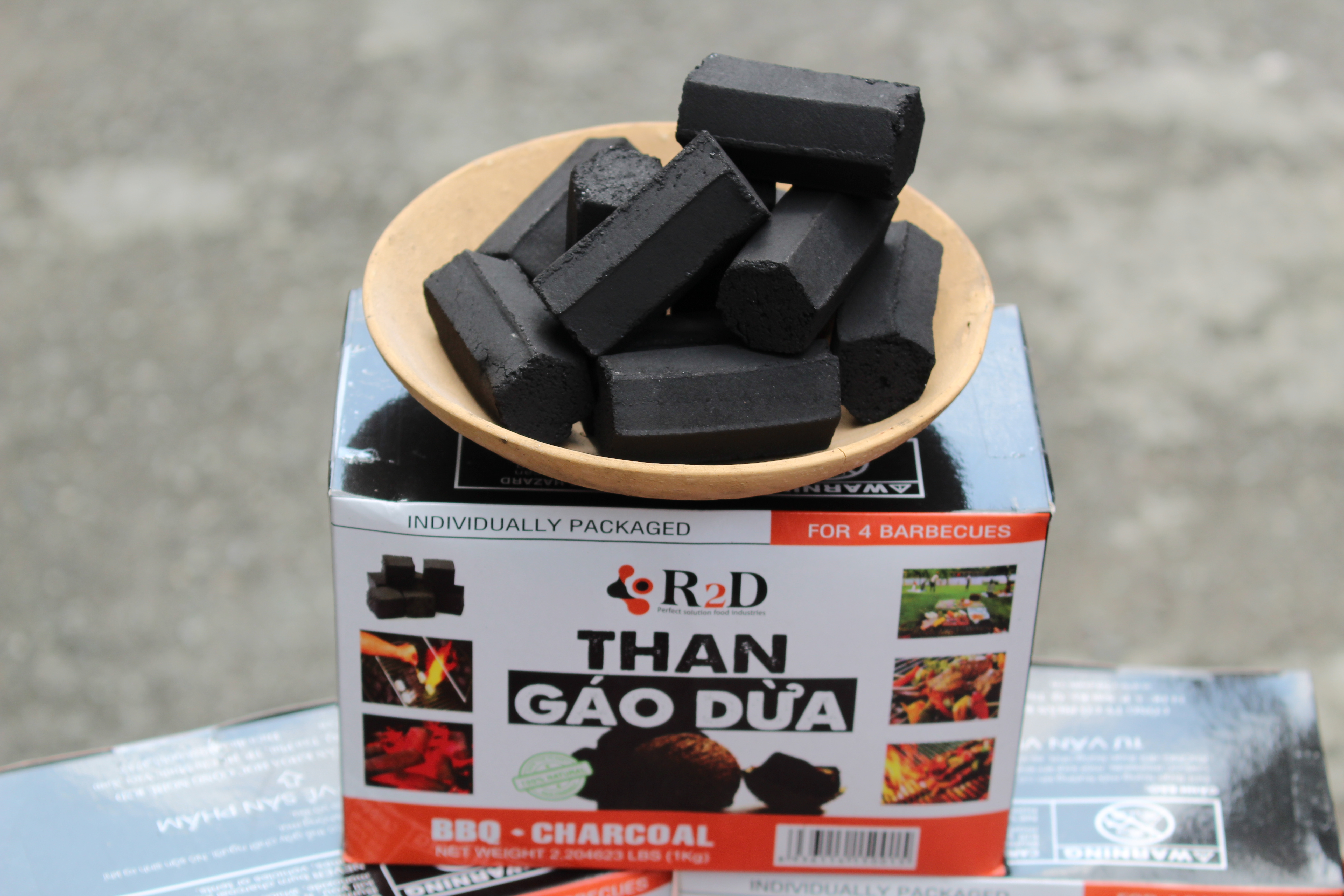 Combo 3 hộp than không khói làm từ Gáo dừa chính hãng R2D dùng cho tiệc nướng BBQ (tổng 7 kg than) an toàn cho sức khoẻ