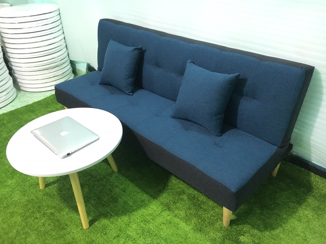 Ghế sofa bed, sofa giường xanh viền đen bố và bàn tròn GvsB