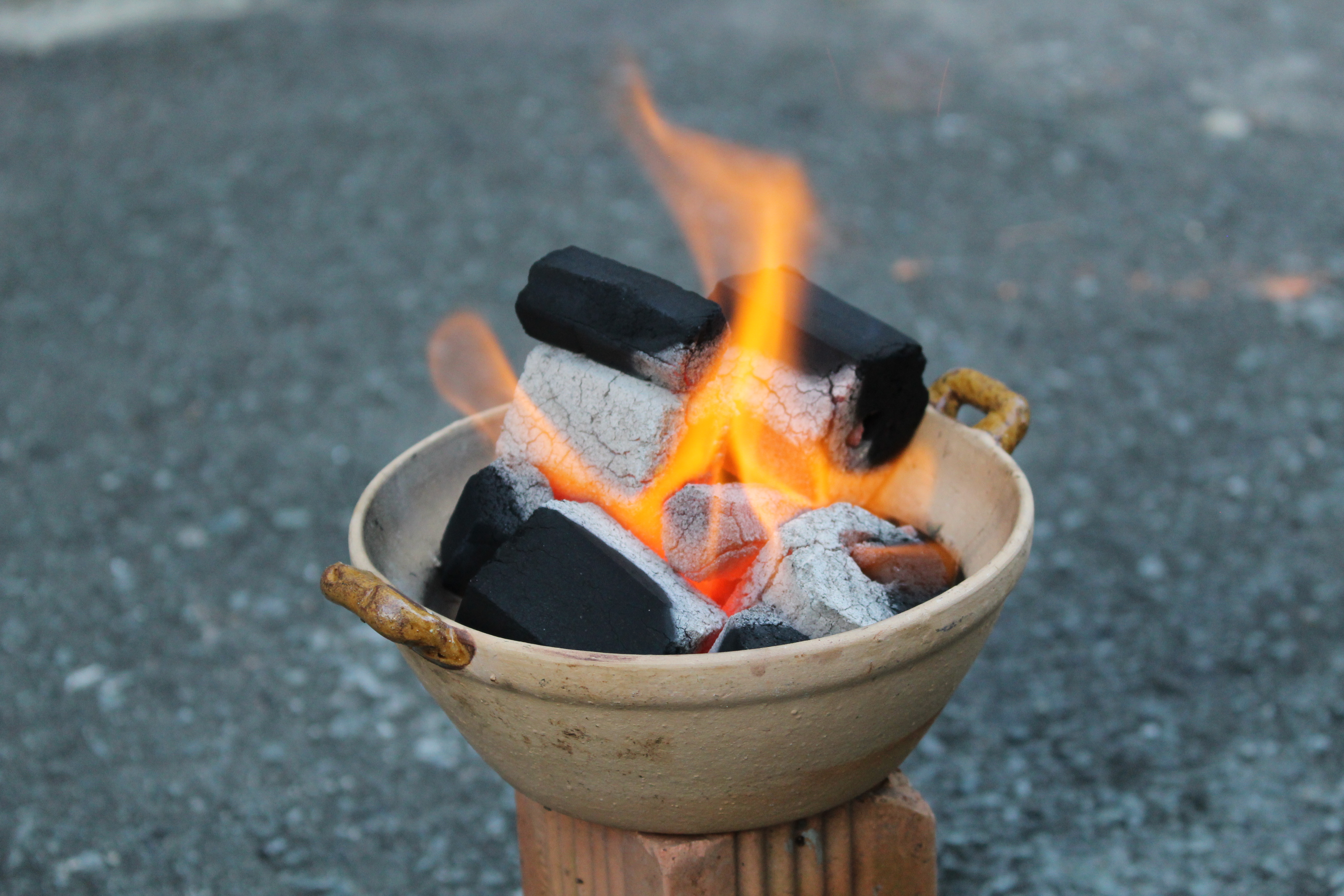 Combo 3 hộp than không khói làm từ Gáo dừa chính hãng R2D dùng cho tiệc nướng BBQ (tổng 7 kg than) an toàn cho sức khoẻ