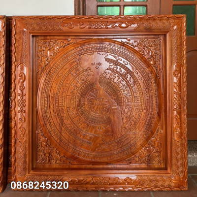 TRANH ĐIÊU KHẮC TRỐNG ĐỒNG ĐÔNG SƠN VÀ GIẢI HÌNH CHỮ S BẰNG GỖ HƯƠNG ĐỎ KT 97×97×5CM 