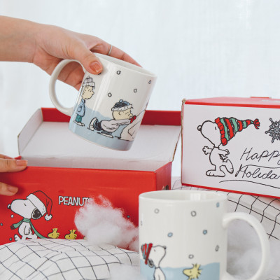 BỘ HAI CỐC CORNINGWARE, HÌNH SNOOPY SNOW, SỨ XƯƠNG, KÈM HỘP ĐỰNG