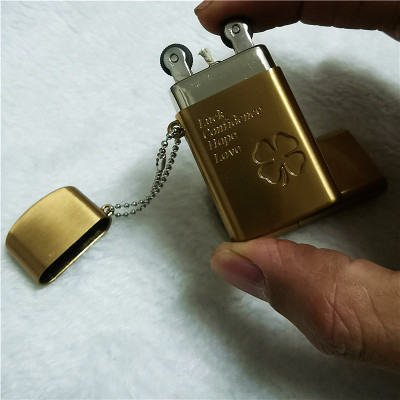 Vỏ Hột Quẹt Bật Lửa xăng đá Dolphin 2 bánh xe có dây treo chìa khóa in hình cỏ 4 lá may mắn