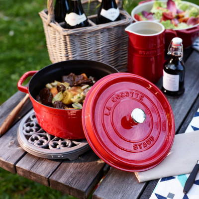 Nồi Gang Tròn Staub Màu Đỏ Lựu - Nhiều Kích Cỡ