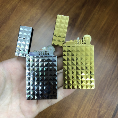 Vỏ Hột Quẹt Bật Lửa Xăng Đá Upon Bạc Caro Vân Kim Cương DX02T Tiếng Mở Nắp Hay, Cầm Chắc Tay - Dùng Xăng Bấc Đá Cao Cấp