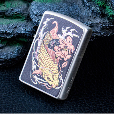 Vỏ Hột Quẹt Bật Lửa Xăng Đá Zorro Z2-1117 Họa Tiết Cá Chép Quần Hội Ao Sen Cực Đẹp Đem Lại May Mắn