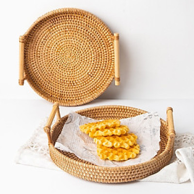 Khay mây hình tròn có tay cầm đựng bánh mì bánh kẹo trái cây làm decor