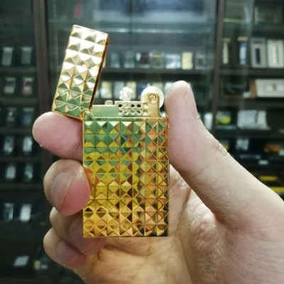 Vỏ Hột Quẹt Bật Lửa Xăng Đá Upon Vàng Caro Vân Kim Cương DX02V Tiếng Mở Nắp Hay, Cầm Chắc Tay - Dùng Xăng Bấc Đá Cao Cấp
