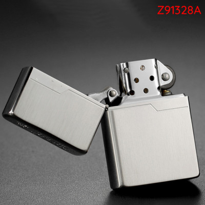 Vỏ Hột Quẹt Bật Lửa Hộp Quẹt Xăng Đá Zorro Z91328 Họa Tiết Xước Mịn - Giao Màu Ngẫu Nhiên