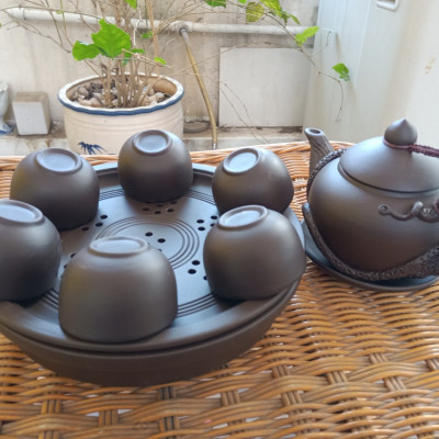 Bộ ấm chén đắp nổi cội nguồn khay tròn gốm sứ Bát Tràng